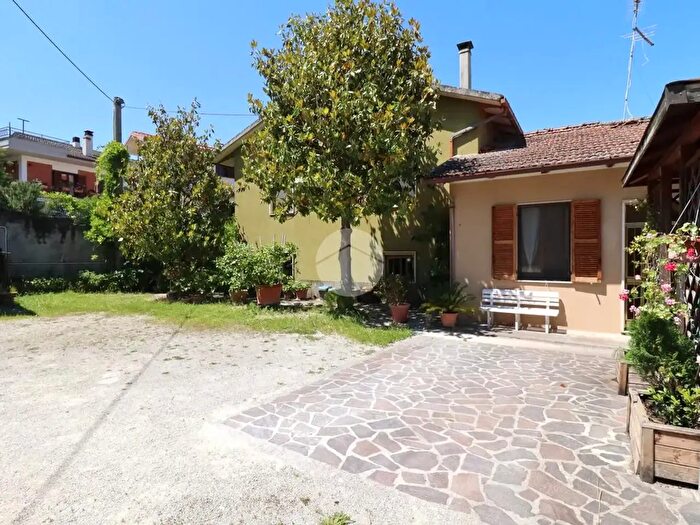 Casa quadrilocale in vendita in Via Mola di Bernardo, Terni