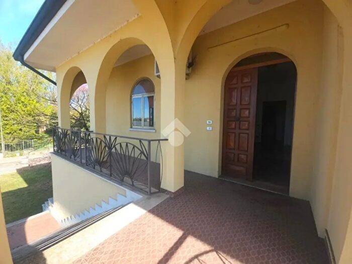 Casa con 5 locali in vendita in Rodigo