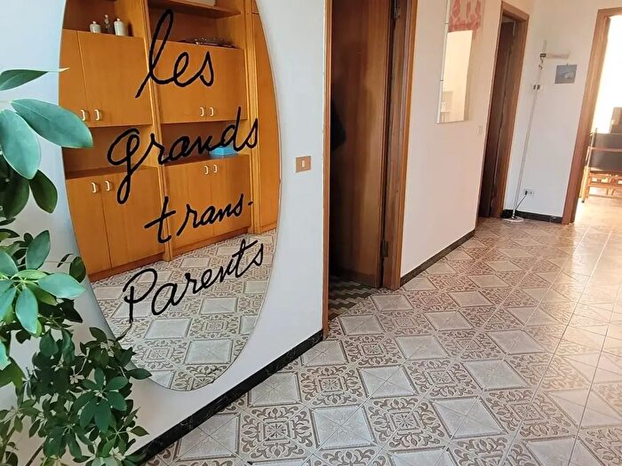 Casa con 6 locali in vendita in Luni