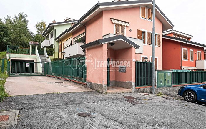 Appartamento trilocale in vendita in Largo Gabriele dAnnunzio, Arosio