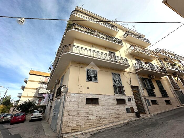 Appartamento trilocale in vendita in Via Generale Cantore, Canosa Di Puglia