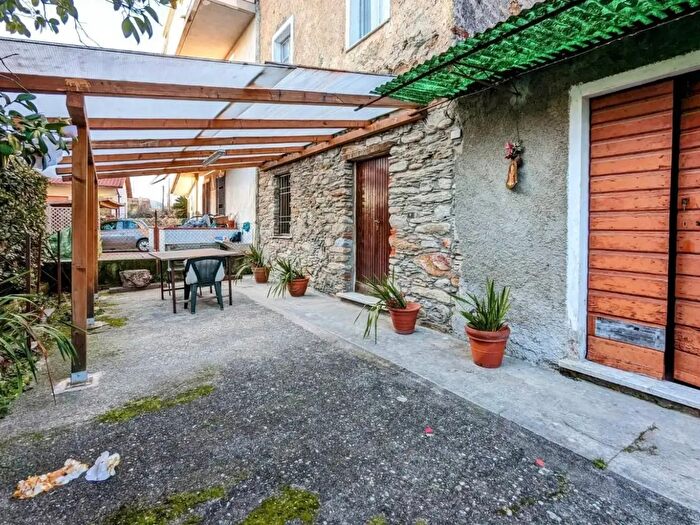 Casa quadrilocale in vendita in Montignoso