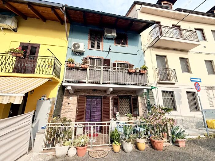 Casa con 6 locali in vendita in Piazza Monte Tabor, Torino