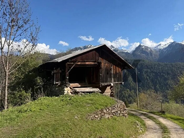Casa con 10 locali in vendita in Pellizzano