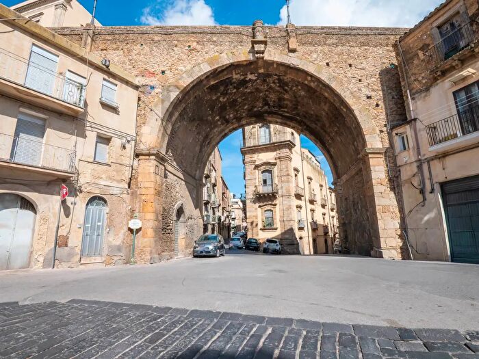 Casa quadrilocale in vendita in Via Infermeria B, Caltagirone