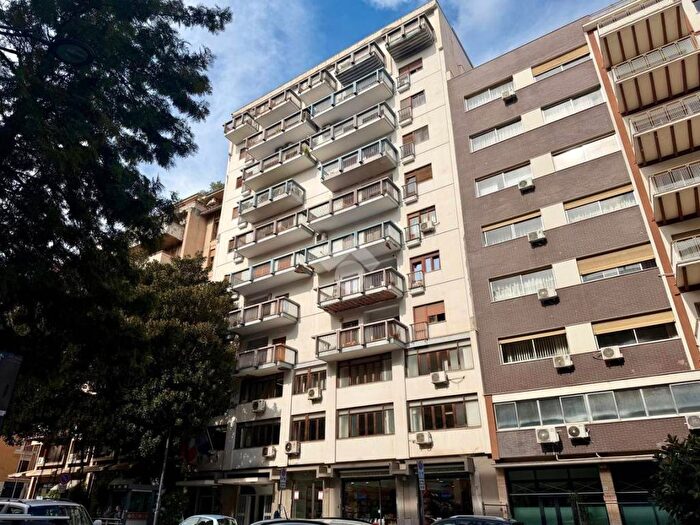 Appartamento con 6 locali in affitto in Via emanuele notarbartolo, Notarbartolo Sciuti, Palermo
