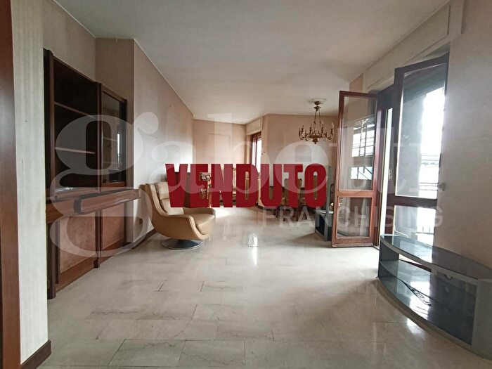 Appartamento quadrilocale in vendita in Via Sapri, Milano