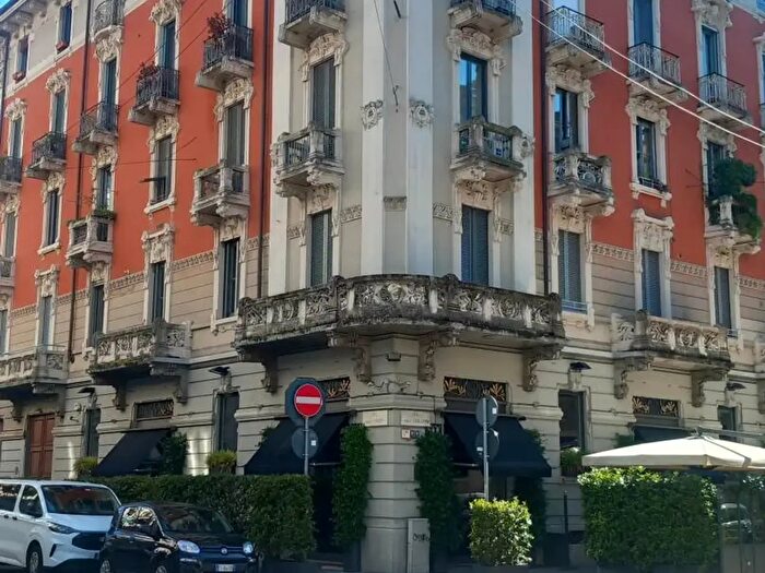 Appartamento trilocale in vendita in Via Uberti, Milano