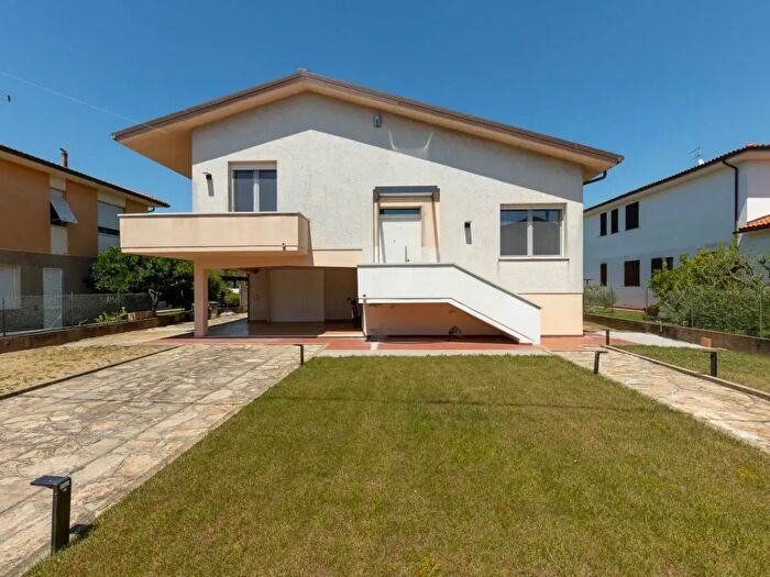Casa con 5 locali in vendita in Cascina