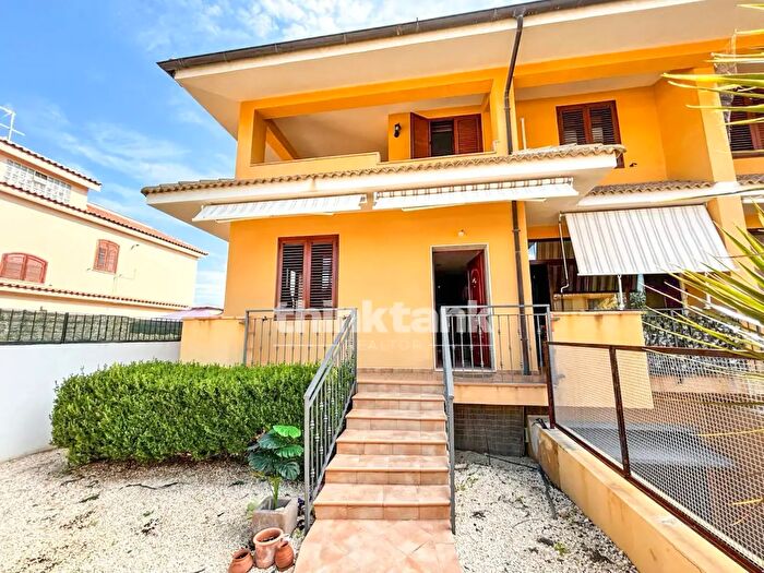 Casa con 7 locali in vendita in Via Selinunte, Siracusa