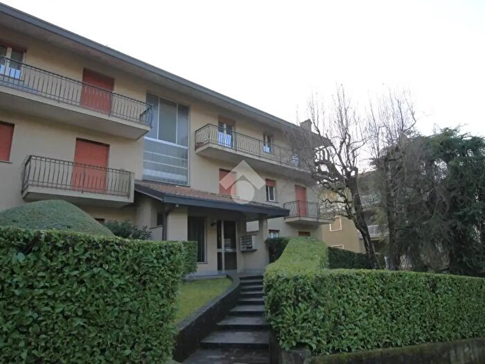 Appartamento trilocale in vendita in Via Alessandro Manzoni, Sirone