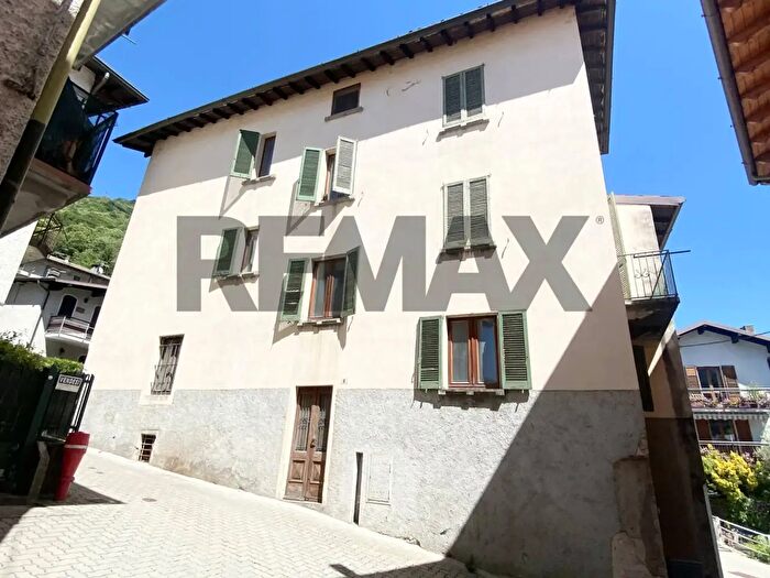 Casa con 6 locali in vendita in Primaluna