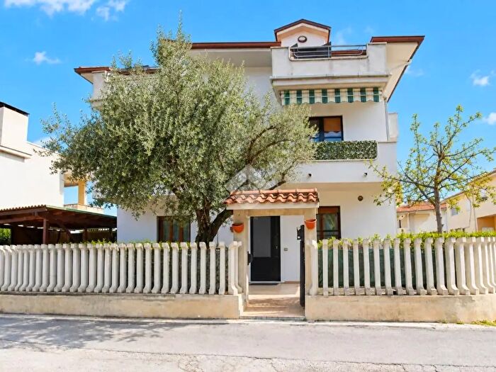 Appartamento quadrilocale in vendita in Via Celestino, Tortoreto