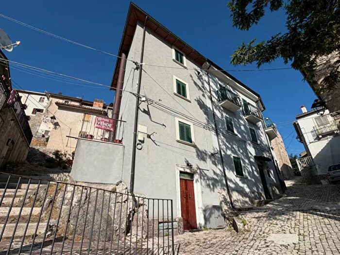 Casa con 5 locali in vendita in Via Martini Severino, Rocca Di Mezzo