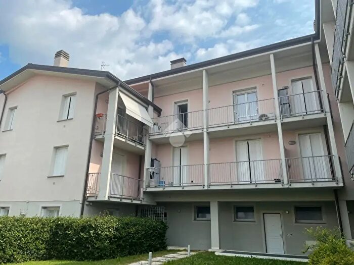 Appartamento bilocale in vendita in Via Edmondo De Amicis, Casorate Sempione