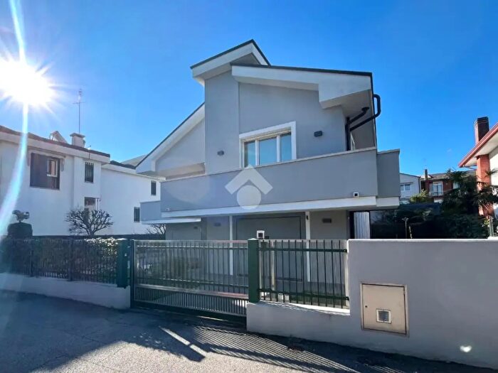 Casa quadrilocale in vendita in Via Piovese, Padova