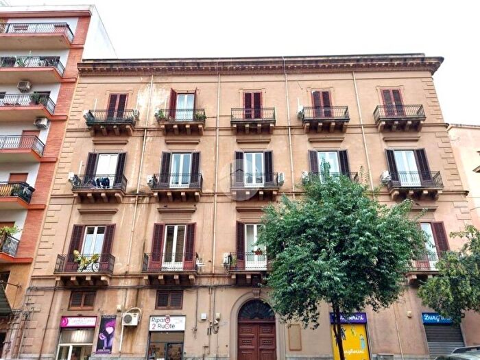 Appartamento con 5 locali in affitto in Via Dante, Politeama Ruggiero Settimo, Palermo