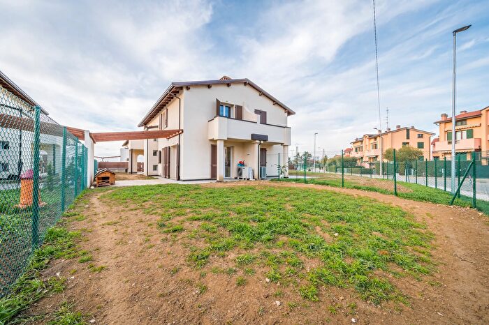 Casa con 6 locali in vendita in Via Lasie Imola, Imola
