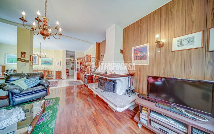 Appartamento trilocale in vendita in Via Alessandro Manzoni, Mezzomerico