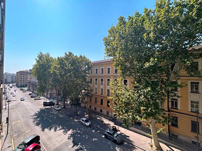 Appartamento trilocale in affitto in Via del Coroneo, Giardino Pubblico, Trieste