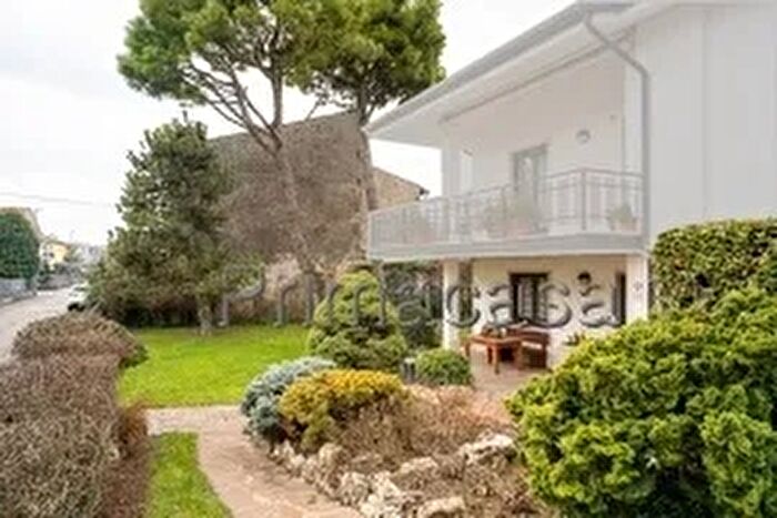 Casa trilocale in vendita in Via, Soave