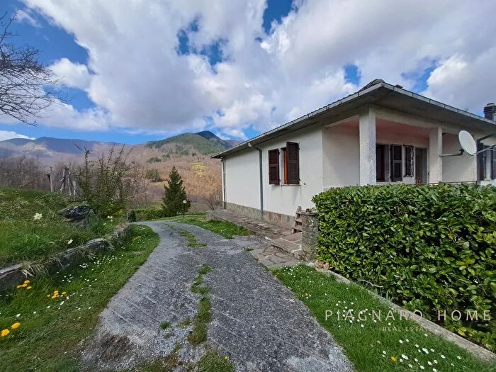Casa con 10 locali in vendita in Zeri