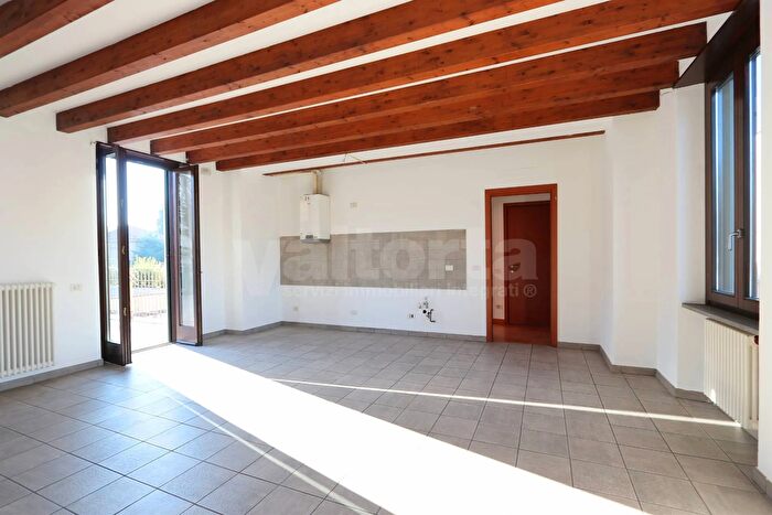 Appartamento bilocale in affitto in Via Cesare Battisti, Albiate