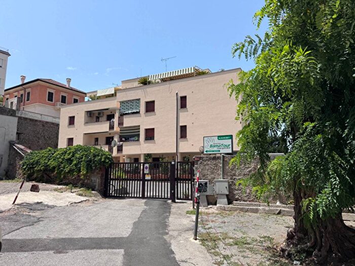 Appartamento trilocale in affitto in Via Jori, Centro Storico, Velletri