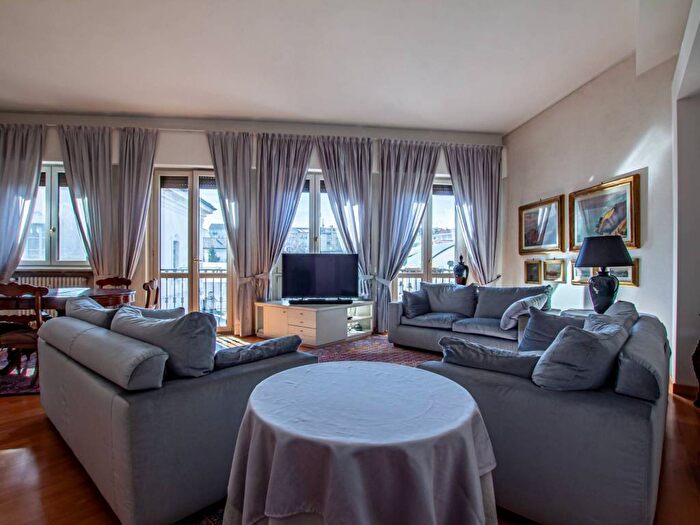 Appartamento trilocale in affitto in Via San Luca, Ticinese, Milano