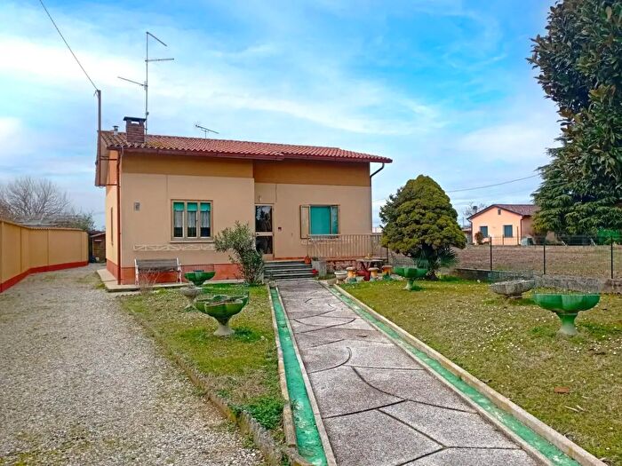 Casa con 6 locali in vendita in Via Codroipo, Castions Di Strada