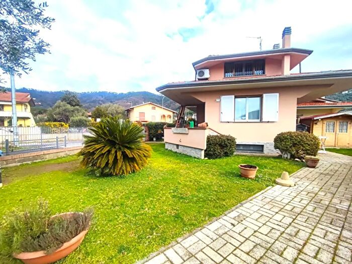 Casa con 8 locali in vendita in Massarosa