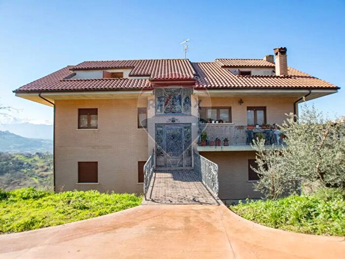 Casa quadrilocale in vendita in Strada di Renzo, Chieti