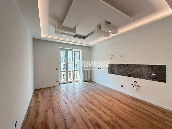 Appartamento trilocale in vendita in Via Lomellina, Torino