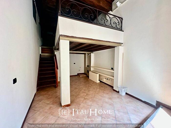 Casa bilocale in vendita in Via Giardino Giusti, Veronetta, Verona