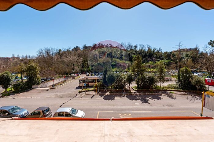 Appartamento con 5 locali in vendita in Via San Leo, Roma