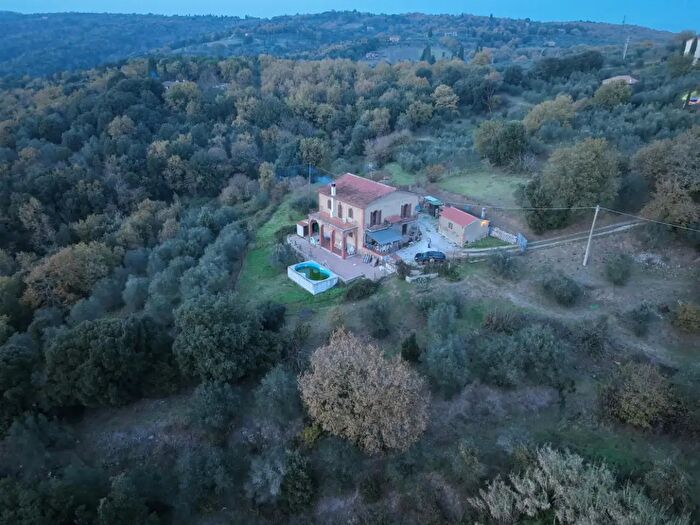 Casa quadrilocale in vendita in Sinalunga