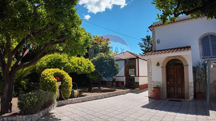 Casa con 11 locali in vendita in Via Cavallo, Torre Del Greco