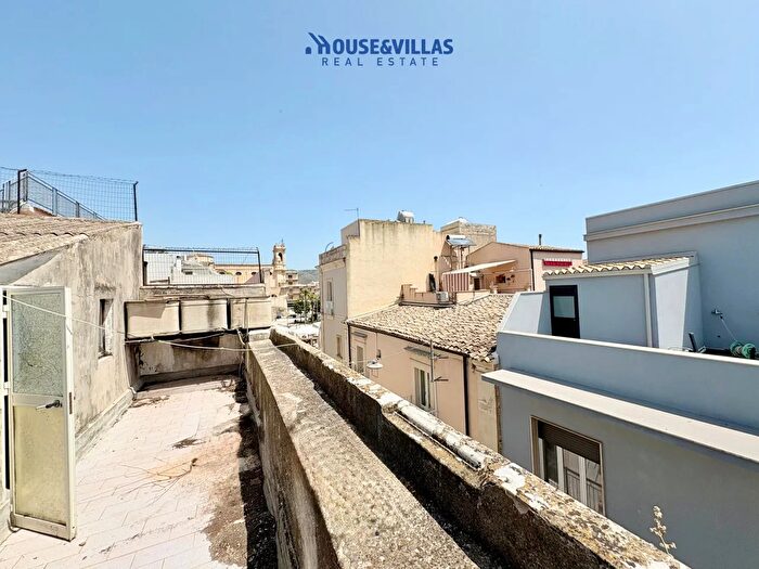 Casa quadrilocale in vendita in Piazza Umberto Primo, Avola