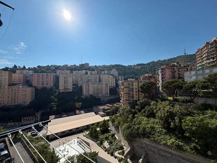 Appartamento con 6 locali in vendita in Via Ventotene, Genova