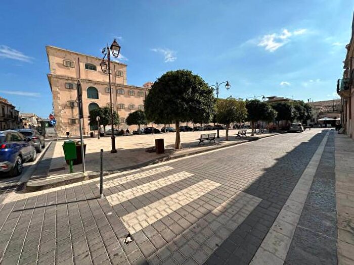 Appartamento trilocale in vendita in Piazza Giuseppe Mazzini, Noto
