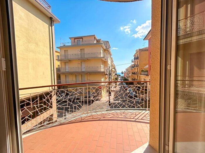 Appartamento trilocale in affitto in Via Bergamo, Laigueglia