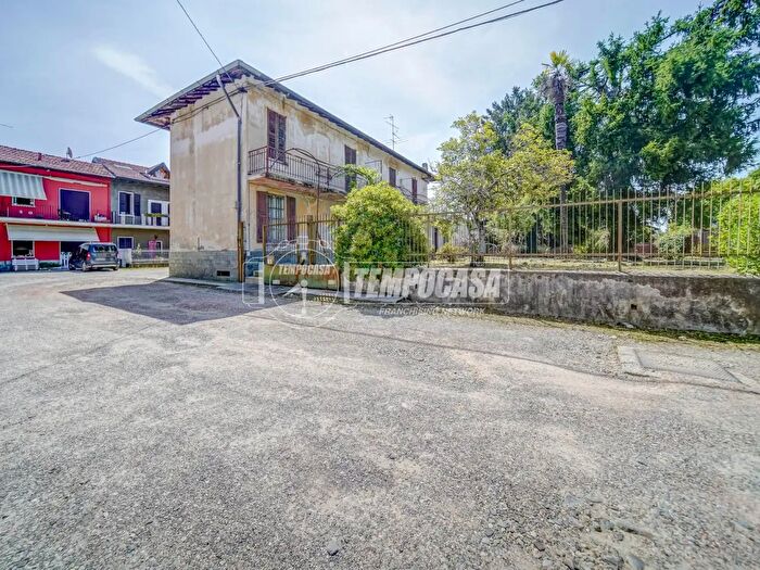 Casa con 5 locali in vendita in Via Roma, Carnago