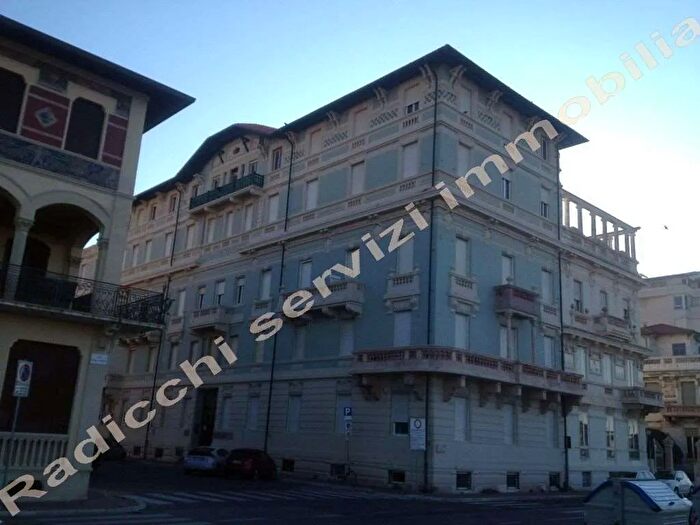 Appartamento quadrilocale in vendita in Via Ammiraglio Morin a, Forte Dei Marmi