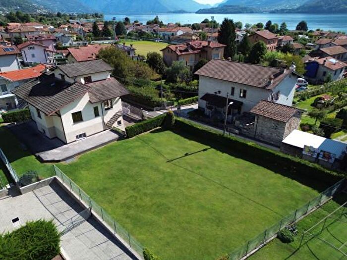 Casa con 6 locali in vendita in Via Aldo Rumi, Dongo