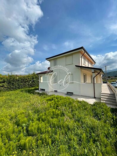 Casa con 9 locali in vendita in Camaiore