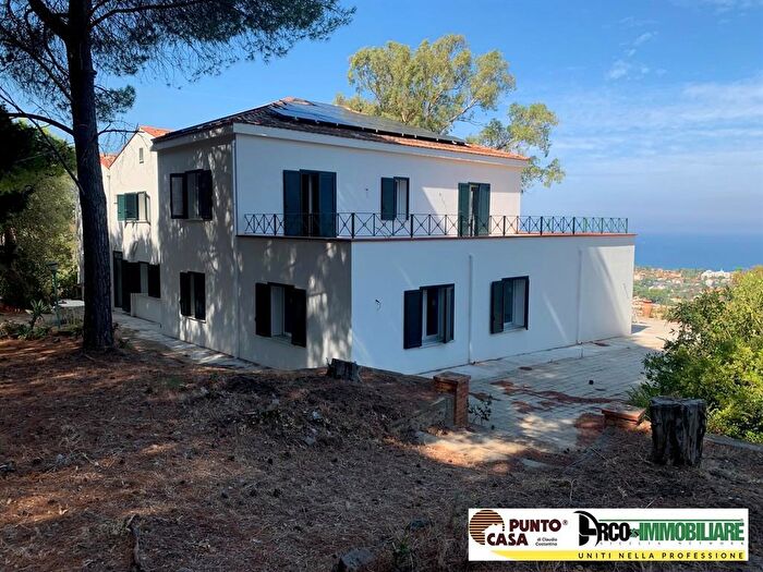 Casa con 10 locali in vendita in Via Roccazzo, Cefalu