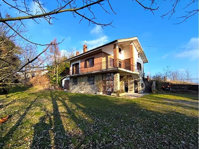 Appartamento con 8 locali in vendita in Bossolasco