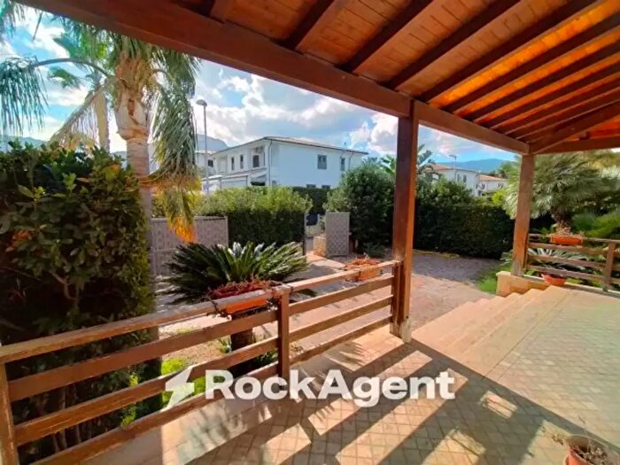 Casa con 6 locali in vendita in Viale del Levante, Carini