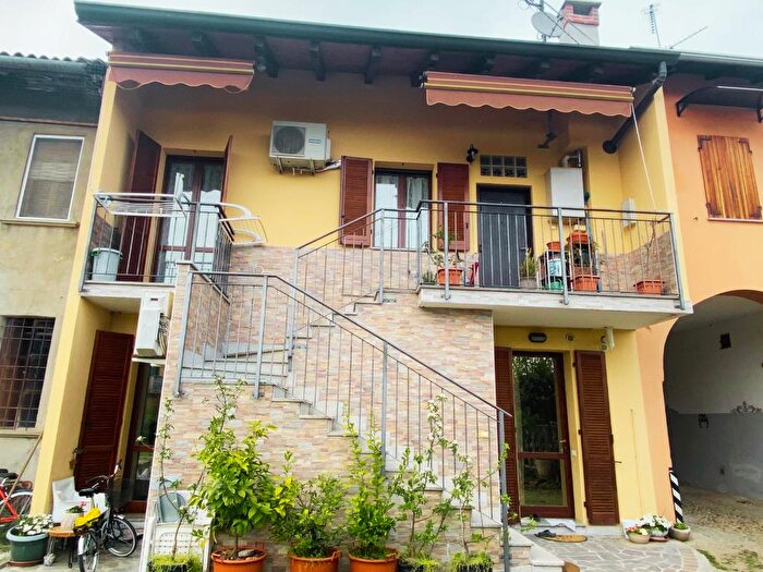 Appartamento trilocale in vendita in Via Garibaldi, Sannazzaro De Burgondi