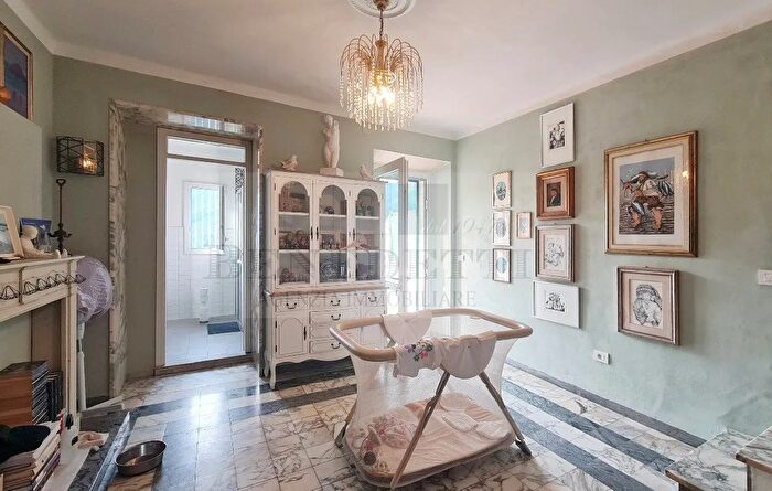 Casa con 8 locali in vendita in Via Borgo Sovrano, Stazzema